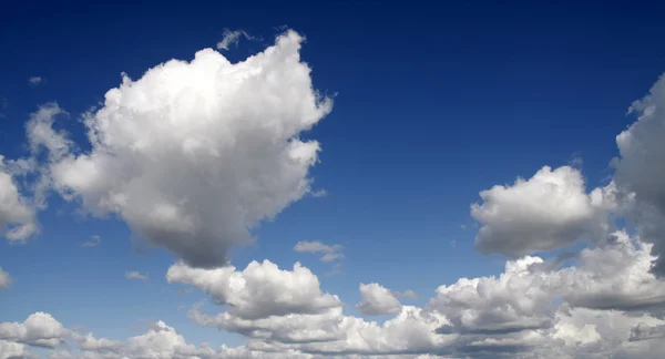 Céu azul e nuvens — Fotografia de Stock