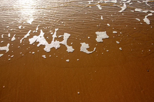 太陽、砂浜のビーチでサーフィン — ストック写真