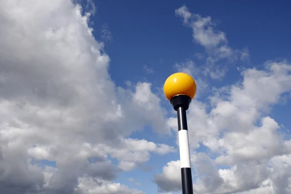 Balise Belisha contre un ciel bleu — Photo