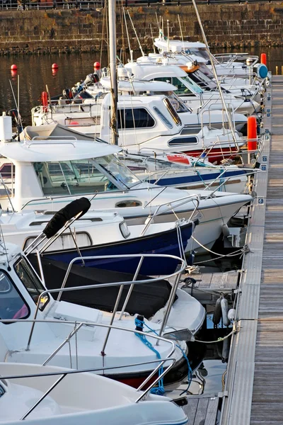 Bateaux à moteur et yachts amarrés dans une marina — Photo
