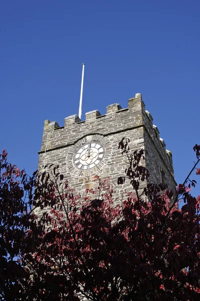 Kostelní věž s hodinami zobrazeno dvanáct o hodiny — Stock fotografie