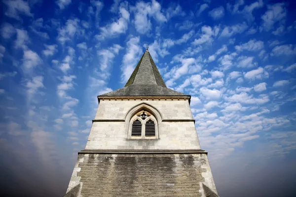 Chiesa guglia contro un cielo drammatico — Foto Stock