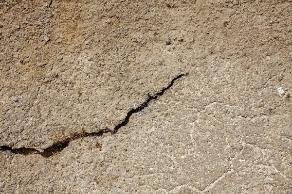 Prasklá betonová cesta — Stock fotografie