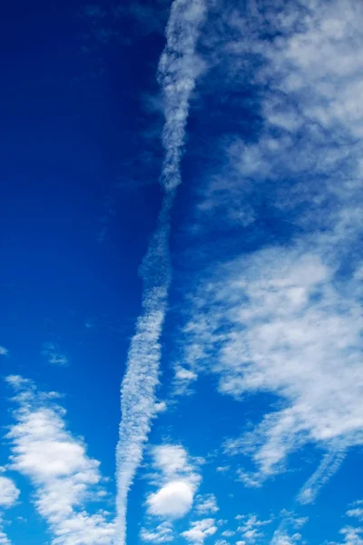 Letadla stezka a mraky — Stock fotografie