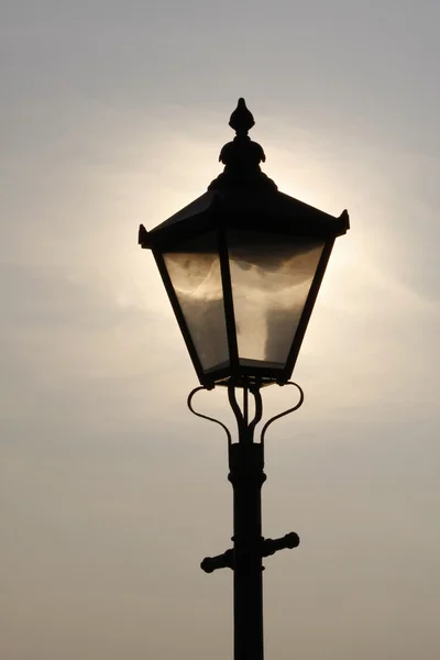 Oude straat lamp met zon achter — Stockfoto