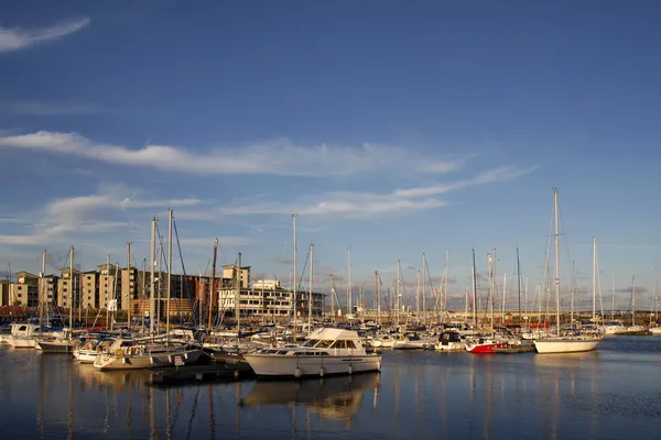 Yachts i en småbåtshamn vid solnedgången — Stockfoto