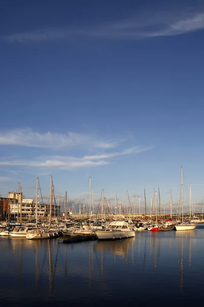 Bateaux dans une marina au coucher du soleil — Photo