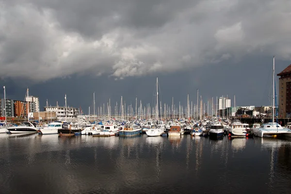 Båtar i en marina med stormig himmel — Stockfoto