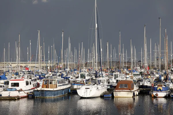 Yachts i en marina — Stockfoto