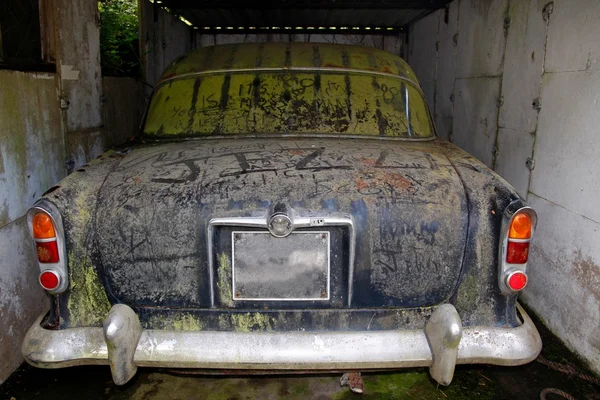 Velho carro abandonado — Fotografia de Stock