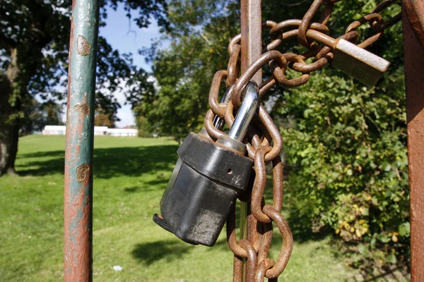 Skolan gate fastkedjad och hänglås — Stockfoto