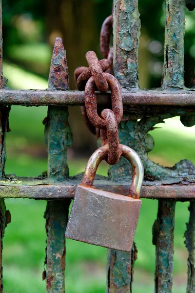 Candado oxidado y cadena — Foto de Stock