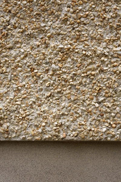 Пеббледаш и бетонная стена — стоковое фото