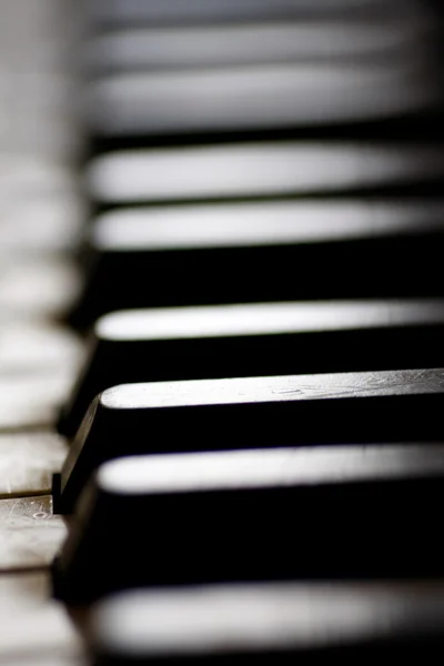 Régi zongora kulcsok záródnak — Stock Fotó