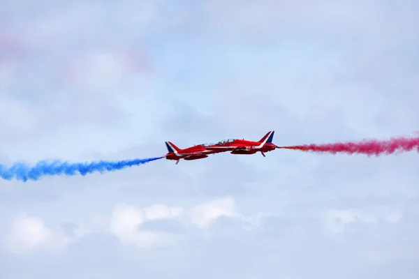 Red Arrows synchro pair — Stock Photo, Image