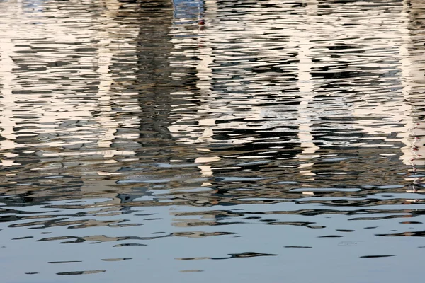 Edifícios de escritórios refletidos na água — Fotografia de Stock