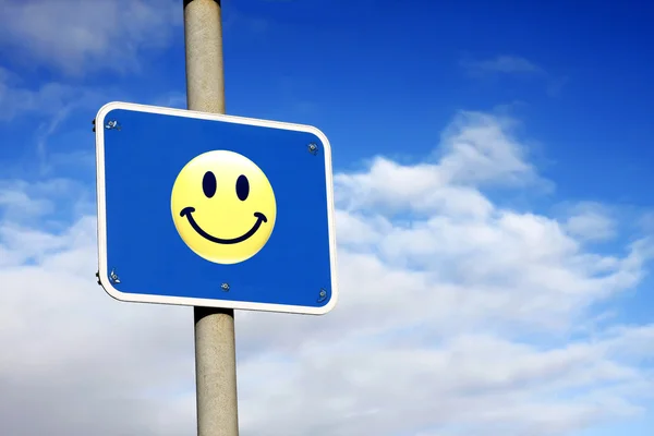Smiley sign against a blue sky — Stock Photo, Image