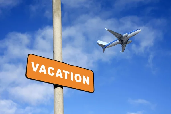 Sinal de férias e avião — Fotografia de Stock