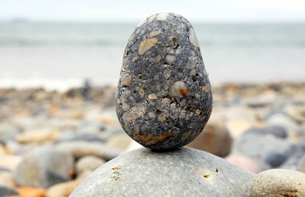Stones balanced on a beach — Stock Photo, Image
