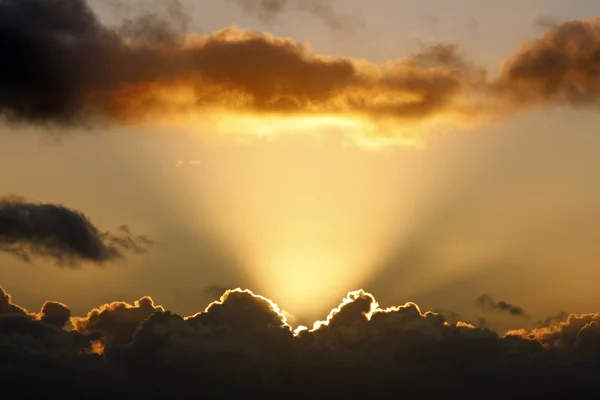太陽の光線と暗い雲 — ストック写真