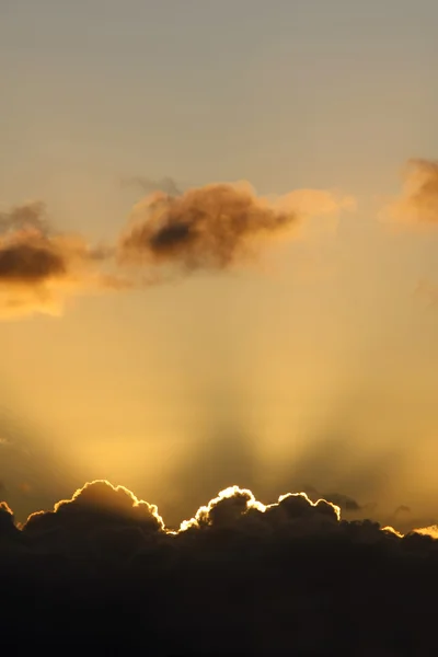 Rayos de sol y nubes oscuras —  Fotos de Stock