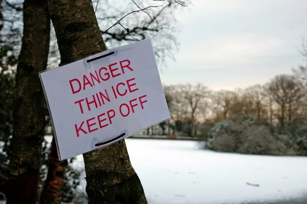 Danger thin ice sign — Stock Photo, Image