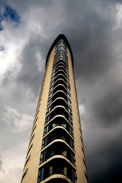 Moderne residentiële hoge stijging toren — Stockfoto