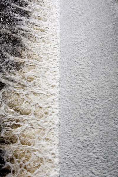 Agua que fluye sobre un vertedero — Stok fotoğraf