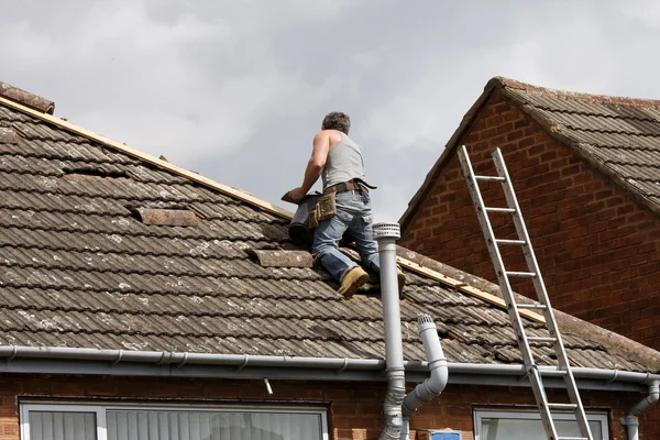 Workman repairing a roof — Stock Photo, Image