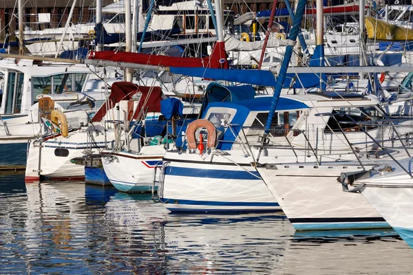 Yachts moored in a marina — Stock Photo, Image