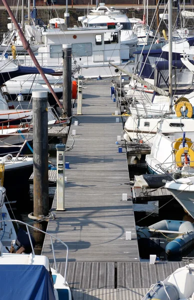 Barche ormeggiate in una marina — Foto Stock