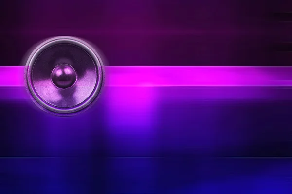 Музыкальный спикер на фиолетовом фоне — стоковое фото