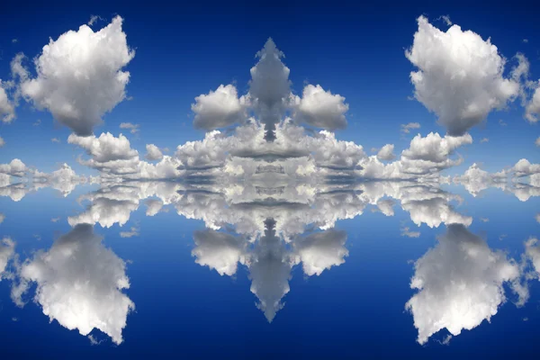 Azul refletido nuvens fundo — Fotografia de Stock