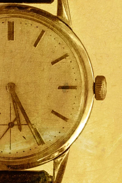 Oude horloge op een gouden grunge achtergrond — Stockfoto