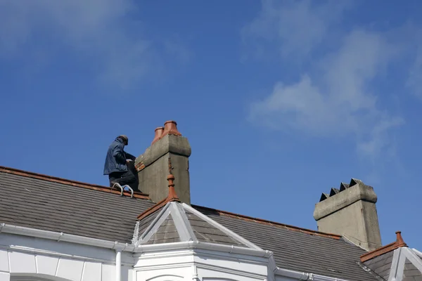 Trabajador reparando chimenea pila — Foto de Stock