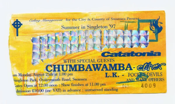 Sárga Fesztiváljegy Chumbawamba Catatonia Számára 1997 Től Elszigetelve Fehérektől Stock Kép