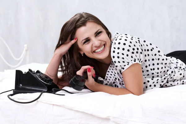 Bruna parlando al telefono retrò — Foto Stock