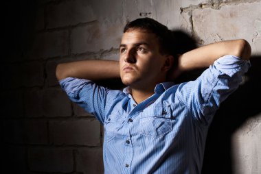 duvara üzgün adam