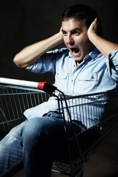 Guy in shopping cart screaming — Stock Photo, Image