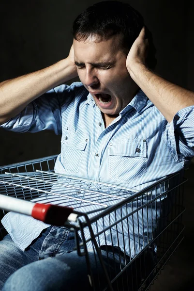 Guy in shopping cart screaming — Stock Photo, Image