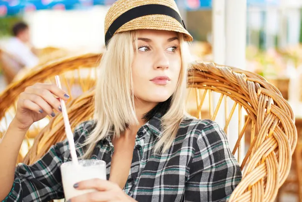 Menina beber coquetel em um café — Fotografia de Stock