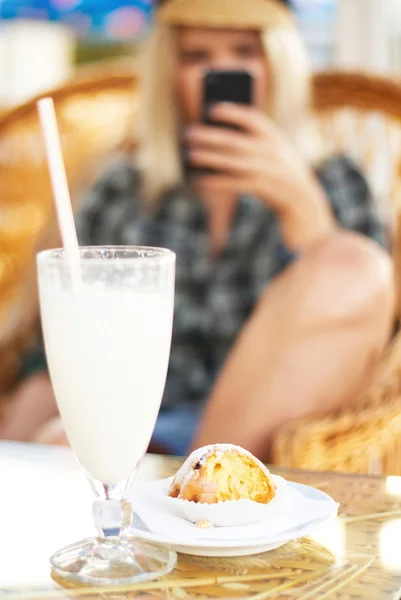 Szklanka koktajlu i muffin na stole — Zdjęcie stockowe