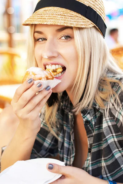 Genç kadın kek yiyor — Stok fotoğraf