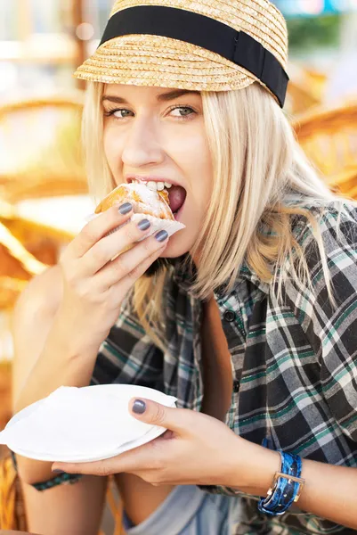Genç kadın kek yiyor — Stok fotoğraf