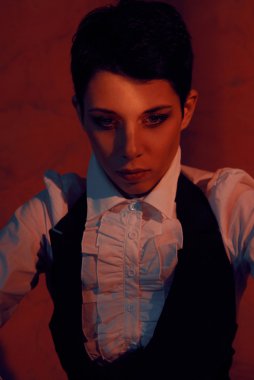 kısa saç kesimi ile genç bayan portresi