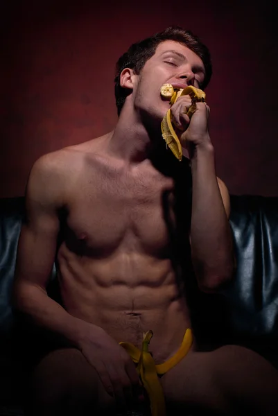 Homosexueller Mann posiert mit Banane — Stockfoto