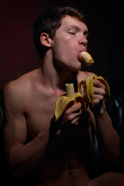 Homosexueller Mann posiert mit Banane — Stockfoto