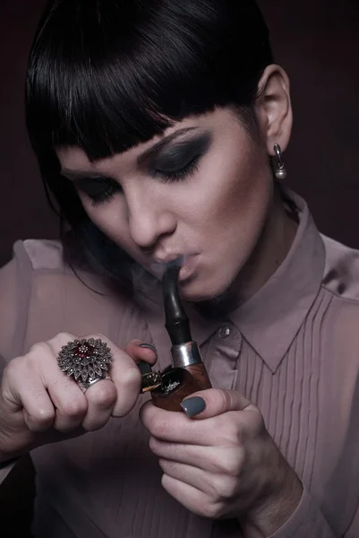 Kaunis tyttö tupakointi putki — kuvapankkivalokuva