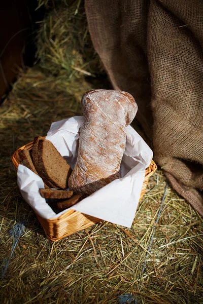 Pão no cesto no fardo de feno — Fotografia de Stock