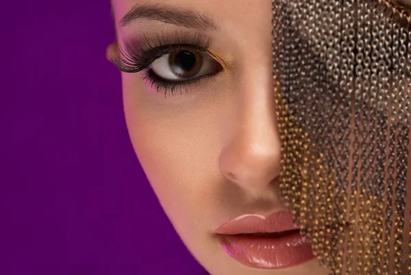 Hermosa mujer con maquillaje de noche en púrpura —  Fotos de Stock